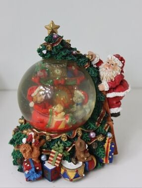 Christmas Santa & Tree Snow Globe